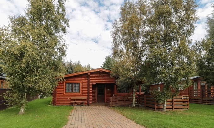 Morpeth Cottage | WELCOME HJEM LOG CABIN, pet friendly, with hot tub in Felton