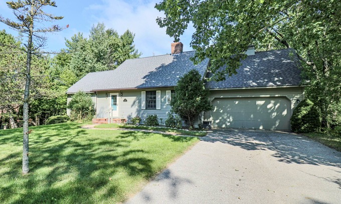 Northport House | Welcome Home- Charming 4 Bedroom House in Town