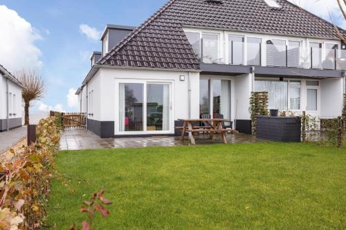 Offingawier Apartment | Welcome in - Beneden appartement direct aan het Sneekermeer met tuin