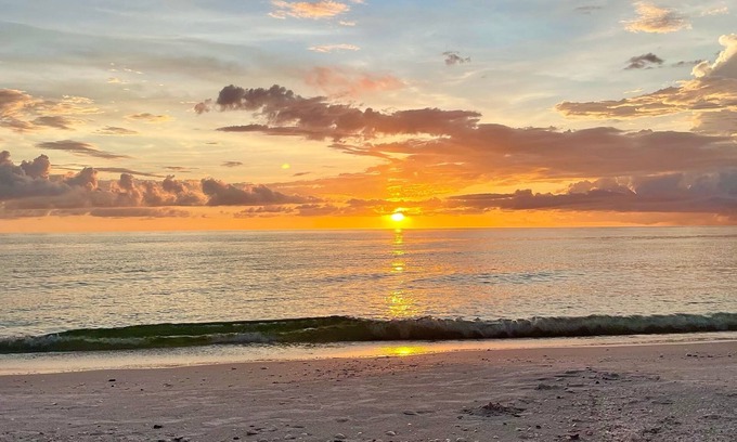 Moorings Condo | WELCOME to Beach Paradise! Venetian 2 min. V Miramar Beach . Napes 5 Ave. 5 min.