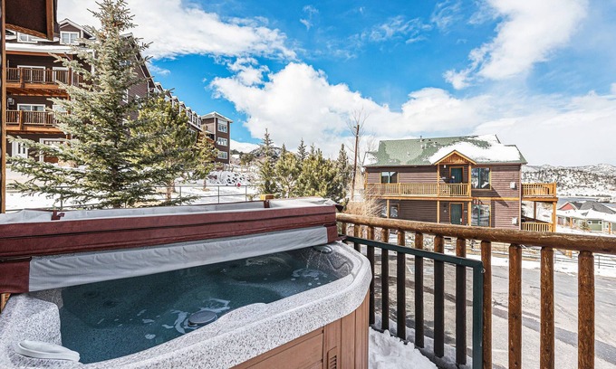 Estes Park Condo | Welcome to Chief Cheley Peak at Mary's Lake w/HOT TUB!