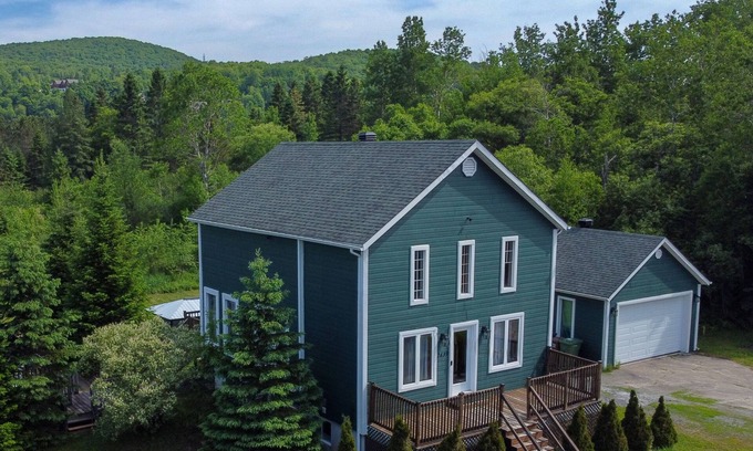 Saint-Faustin-Lac-Carre Ski Chalet | Welcome to Le Vert, our chalet on the edge of the Royal Laurentien Golf Course.