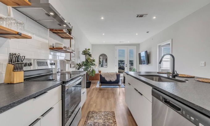 Urbandale Nations Apartment | Welcome to our stylish and spacious apartment near the Nations