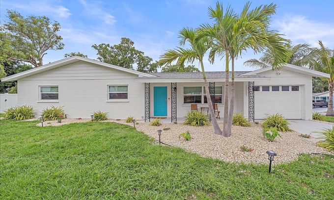 Sarasota House | Welcome to Palm Paradise! A Serene and private 3-bedroom home close to beach!