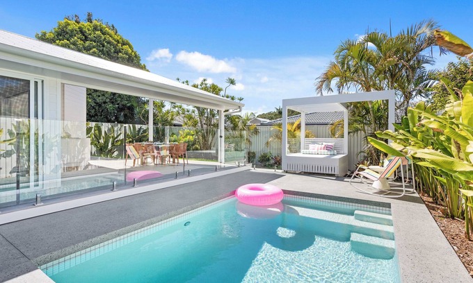 Burleigh Waters Apartment | Welcome to 'Palma Blanca,' a stunning architectural masterpiece!