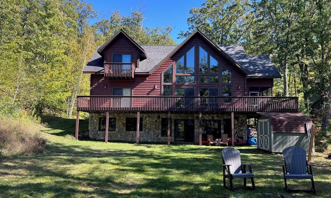 Hayward Cabin | Welcome to The Bear’s Den Lodge-located on Osprey Lake