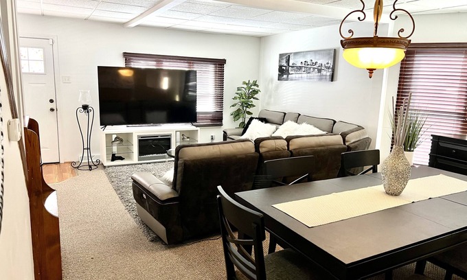 Niagara Falls House | Welcome to the Fort. Walking Distance to Niagara Falls.