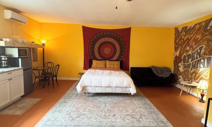 Gulf Breeze House | Welcome to the Jungle - suite 5 mins from the beach!
