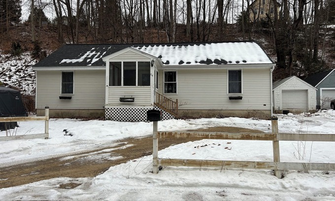 Franklin House | Welcome to the Webster Place! A Charming 3-bedroom house in fabulous Franklin.