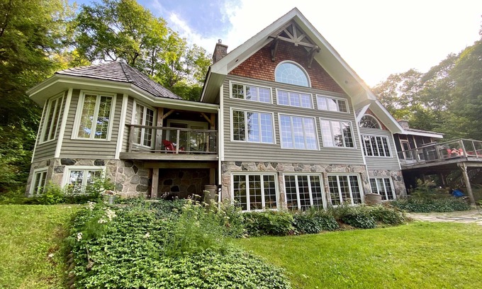 Dorset Cottage | Welcome to this 4,200 sq. ft, 7 bedroom Cottage on Lake of Bays! Sleeps 16