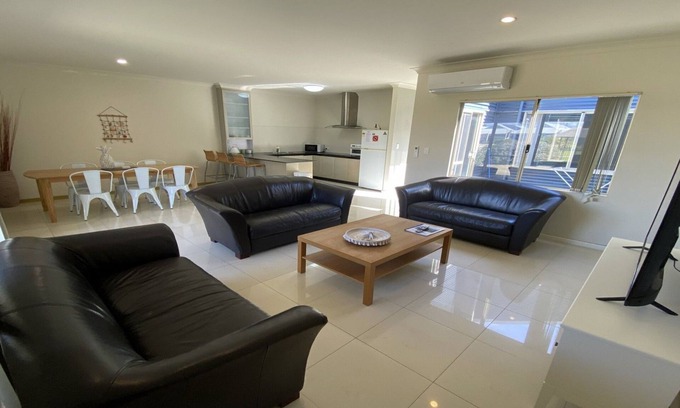 Jurien Bay Villa | Welcome to Unit 23 Seafront Estate, located within a stunning complex right in the heart of Jurien B