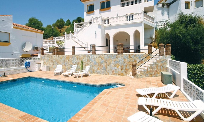 Monda House | Welcome to "Villa de Vistas". Escape the daily grind with a relaxed, authentic Spanish experience wi
