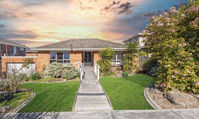 Doncaster East House | Welcome to your stylish retreat in the heart of Doncaster East!