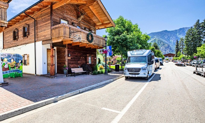 Leavenworth House | Welcome To Your Perfect Group Retreat! Sleeps up to 26 Hot Tub Pets Welcome!