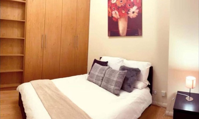 Chelsea Riverside Apartment | Welcoming 2-bedroom apartment with AC in marvelous London