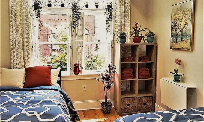 Northwest Apartment | Welcoming 2-BR Apt Great 5 Star Location Sleeps 5 Parking Avail Family-Friendly