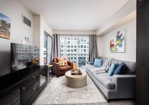 Toronto Entertainment District House | Welcoming Downtown Condo with WFH setup Balcony