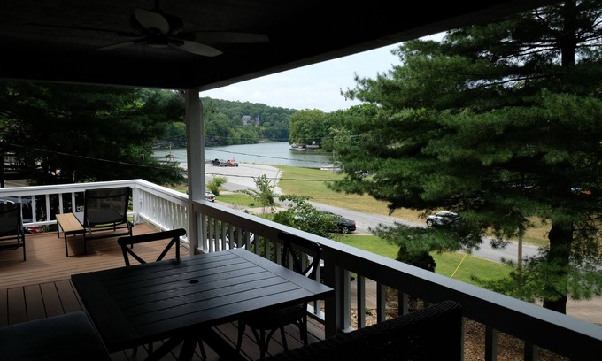Bella Vista House | Well-appointed bungalow on kayak/fishing lake steps from Back 40Trailhead