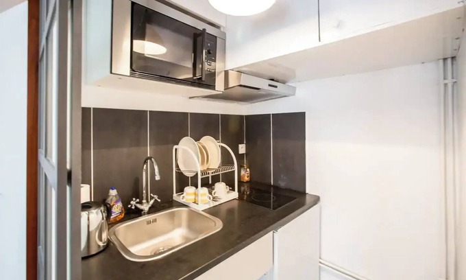 Quartier de la Monnaie Apartment | Well-appointed St. Michel studio