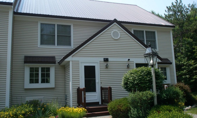 North Conway Condo | Well appointed Townhouse,great location w/lovely mountain view,pool & tennis,A/C