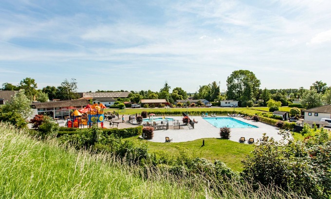 Lageweg Ski Chalet | Well-kept chalet 18 km. from Rotterdam