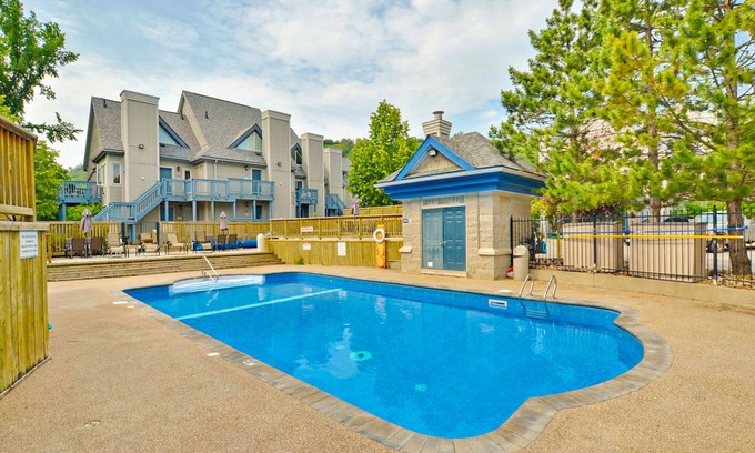 Craigleith House | Well-located studio with seasonal pool, tennis, fireplace & full kitchen