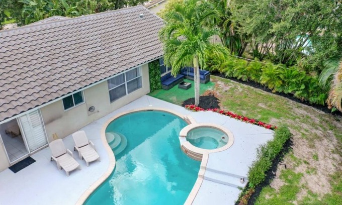 Versailles House | Wellington Cozy House with Private Pool
