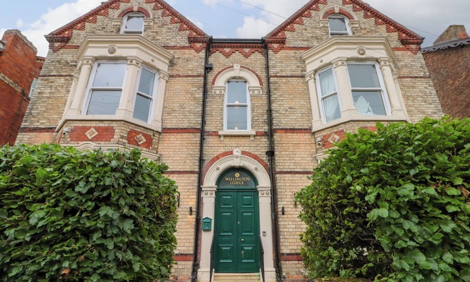 Bridlington Cottage | WELLINGTON LODGE, pet friendly, with hot tub in Bridlington
