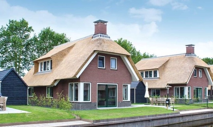 Idskenhuizen House | Wellness villa with sauna, at a holiday park on the water in Friesland