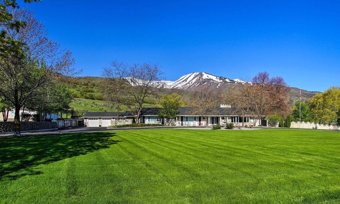 Wellsville House | Wellsville House w/Mtn Views & Pickleball Court!