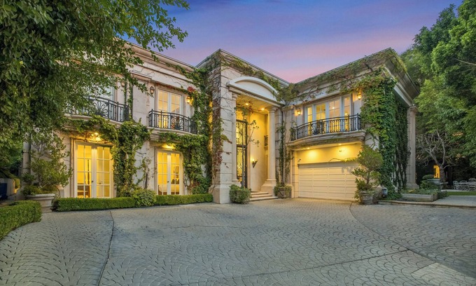 Beverly Hills House | Wendover Mansion - 7BR Neoclassical BH Retreat w/Pool, Near Rodeo