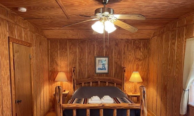 Bandera House | West 1077 Guest Ranch - Hackberry Room 10