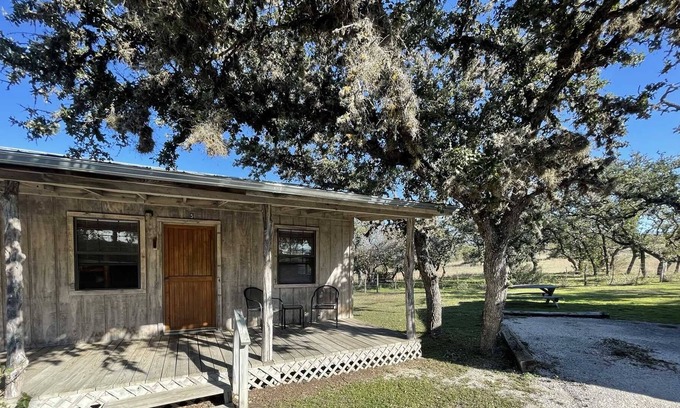Bandera House | West 1077 Guest Ranch - Red Oak Room 5