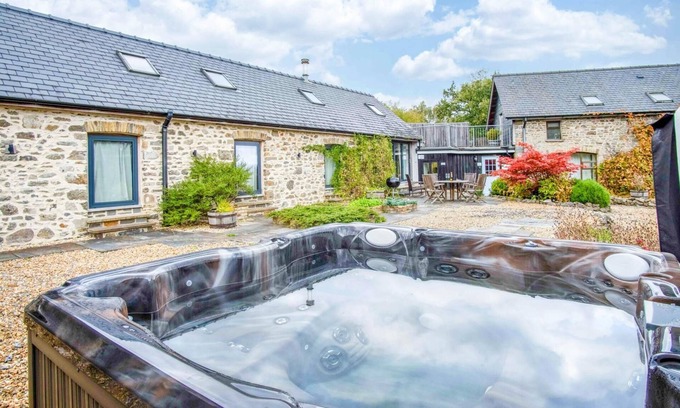 Llansadwrn Cottage | West Barn - 2 Bedroom Cottage - Llandeilo