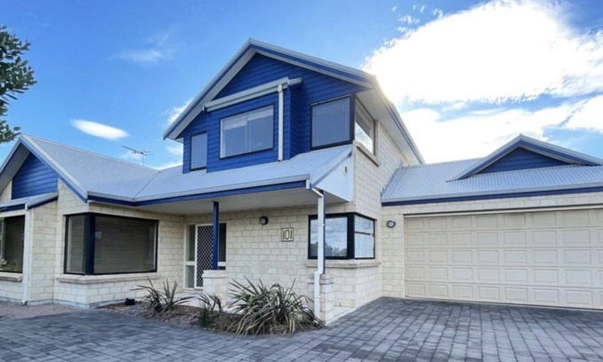 West Beach House | West Beach Getaway - Family & Pet Friendly