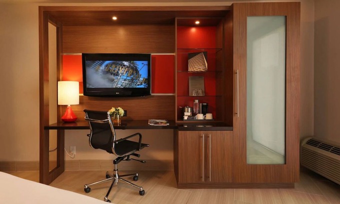 Los Angeles Hotel | West Coast King Room at Hotel Angeleno w/Complimentary Wine Hour Near Westwood