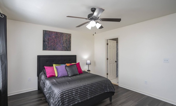 West End House | West End Gem! 2 bd Townhome w/parking! 8 min ->DT!