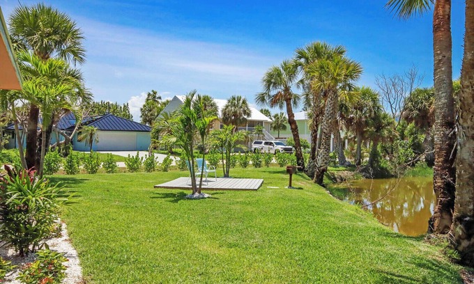 Tradewinds Cottage | West End Paradise Unit Fish 6 - One bedroom suite w/water views