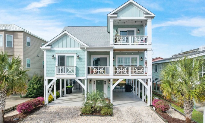 Sunset Beach House | West End Third Row 4 bedroom 2.5 bathroom home