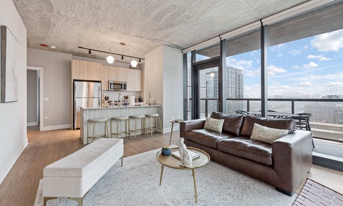 West Loop Apartment | West Loop Oasis: Skyline Views + Prime Location