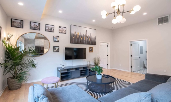 Home Park Apartment | West Midtown 2/2 - Top Floor, private parking