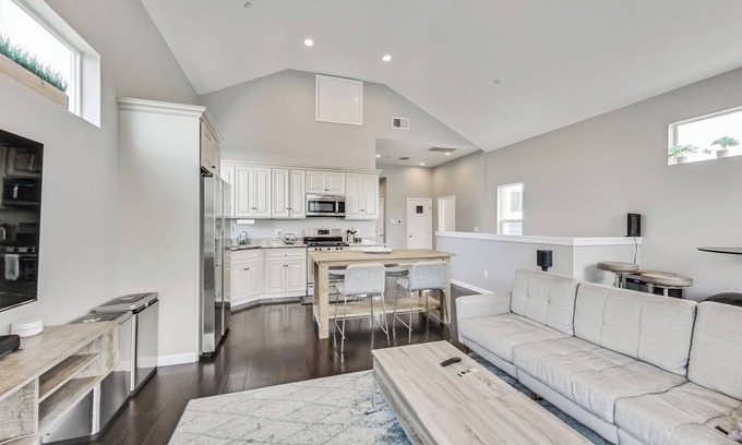 Prescott Condo | West Oakland 3br/2ba top floor flat ideal for business or family travel