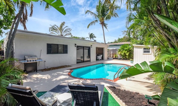 Parker Ridge House | West Palm Beach Oasis | Private Pool Retreat & Open Air Lounge | King Bed & 2 Queen Beds | Grill