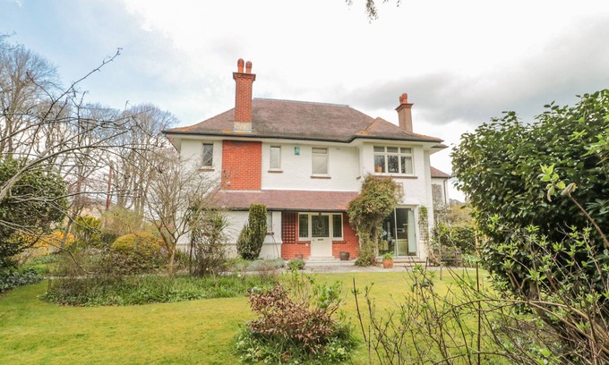 Boscombe Cottage | WEST RIDGE, character holiday cottage, with a garden in Boscombe