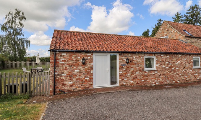 Alford Cottage | WESTERBY LODGE, pet friendly, with a garden in Alford