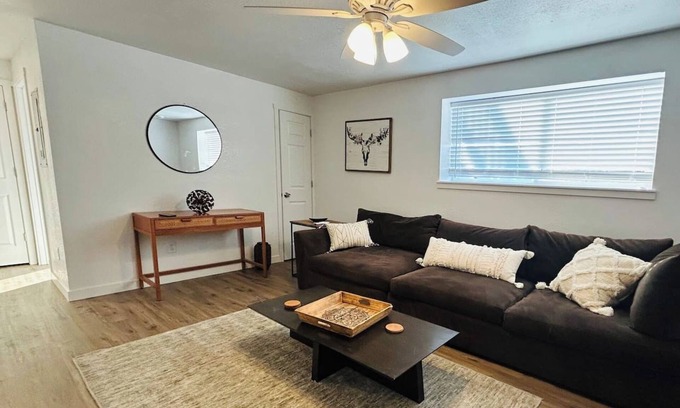 Nampa House | WesterHaven- 2 bd Garden Level