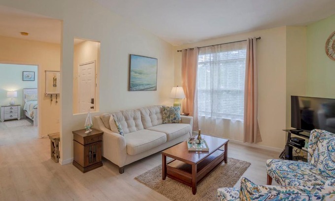 Clearwater Apartment | WFH Away from Home! FREE Wi-Fi and Parking, 4mi to Clearwater Beach