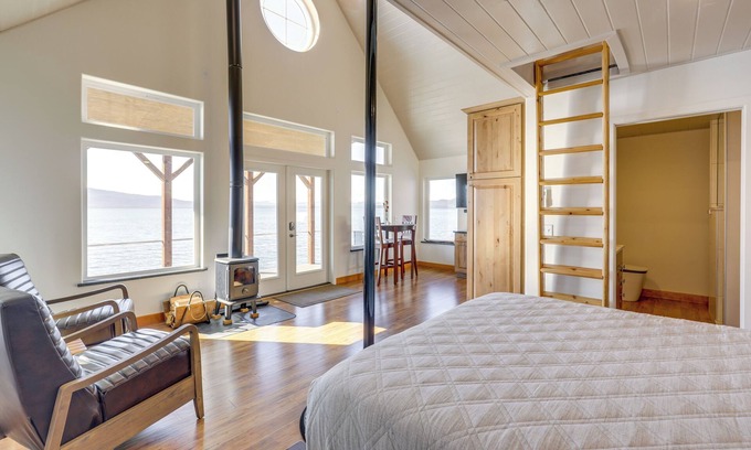 Juneau Apartment | Whale Watching at Beachfront Cottage in Juneau!