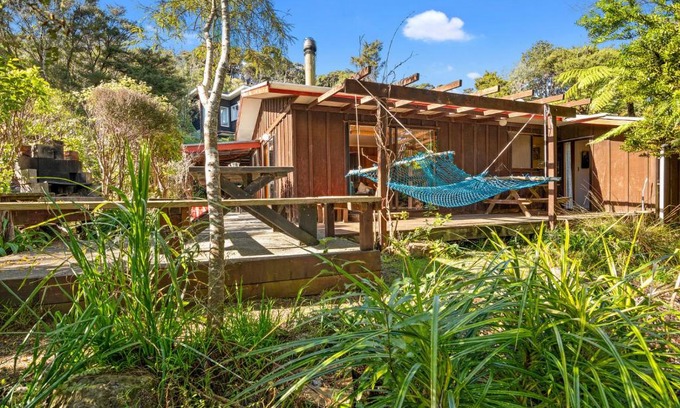 Tata Beach House | Whare Parauri - Tata Beach Holiday Home