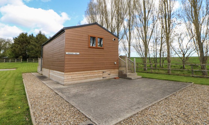 Hutton Rudby Cottage | WHARFDALE POD, pet friendly, with hot tub in Hutton Rudby